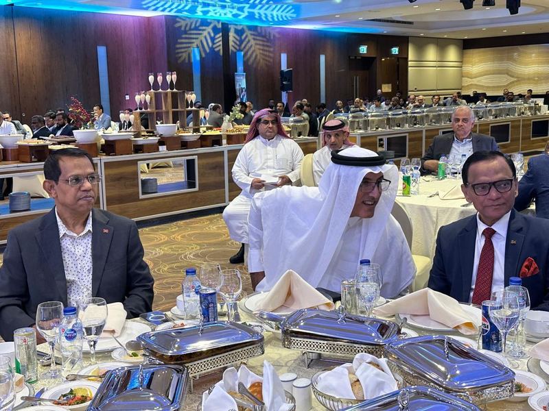Partners in conversation at a round table during a networking dinner