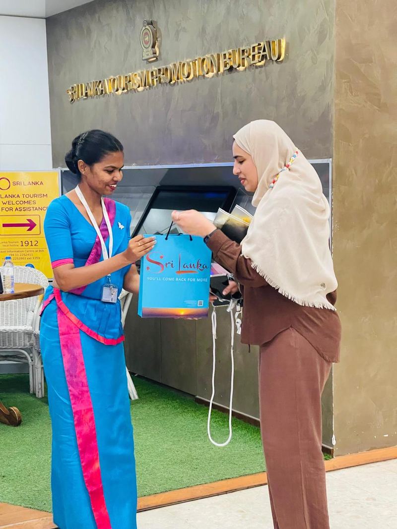 A guest receiving a Sri Lanka gift bag at the tourism desk